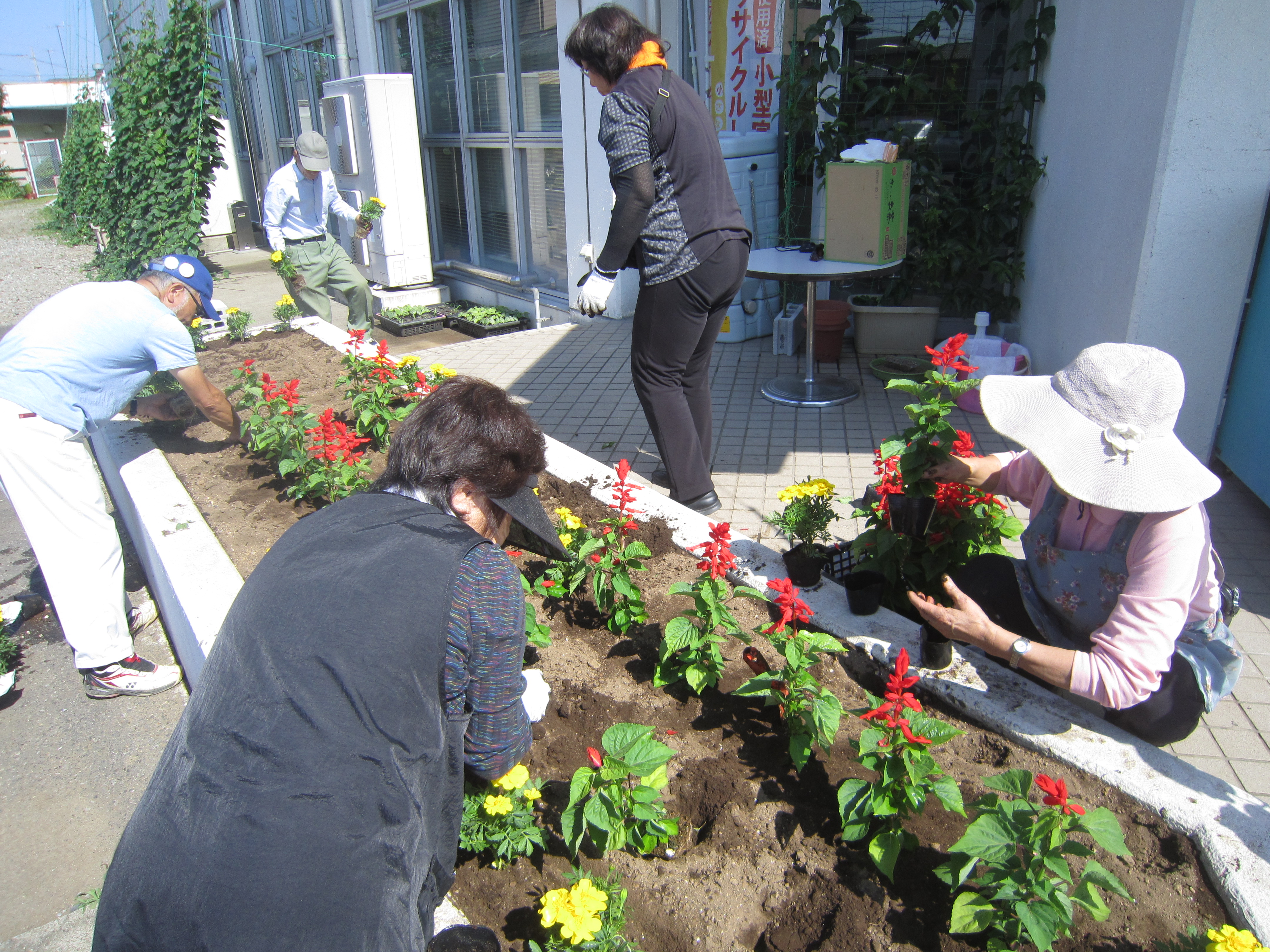 三中地区公民館の花壇整備